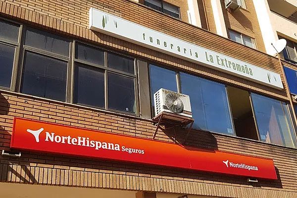 Un edificio con un cartel que dice norte hispana