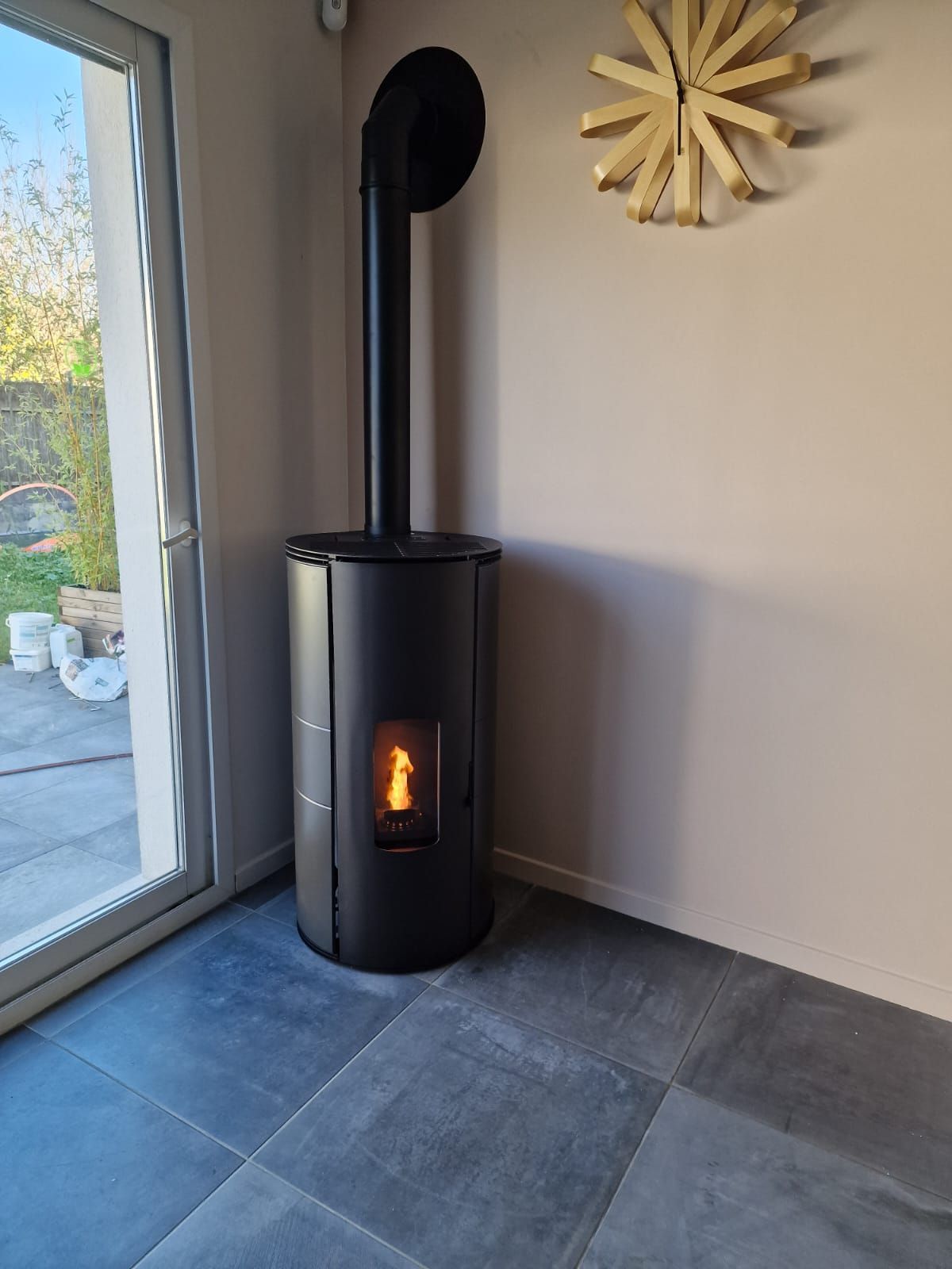 Poêle dans le coin d'une pièce avec porte-fenêtre