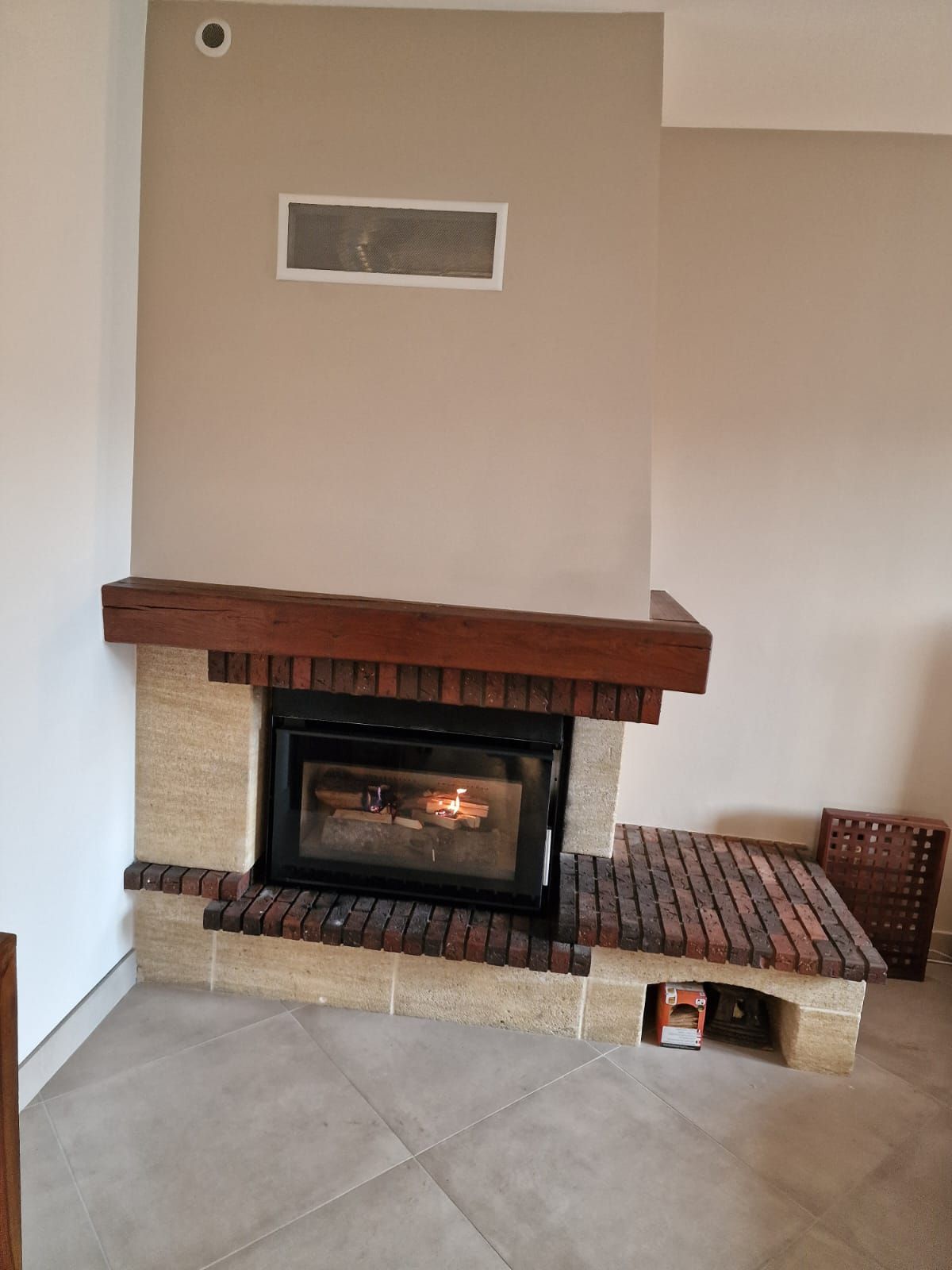 Cheminée dans le coin d'une pièce en fonctionnement