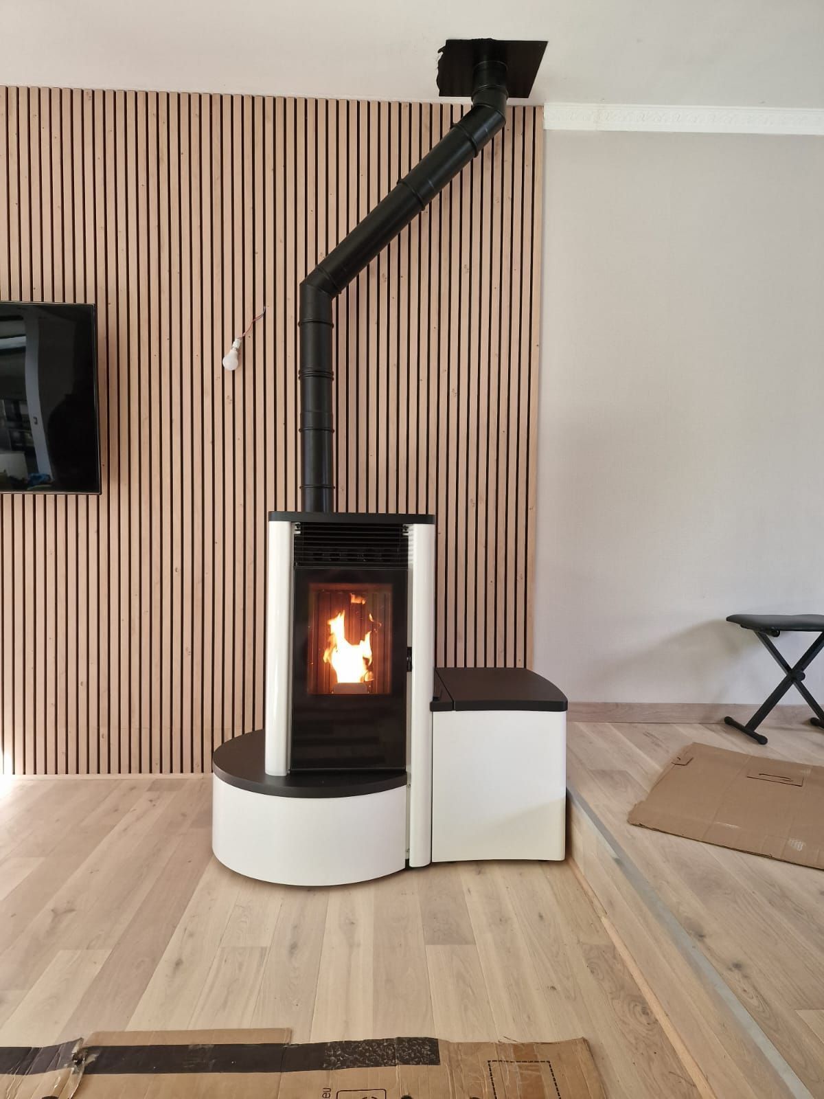 Poêle en fonctionnement dans un salon