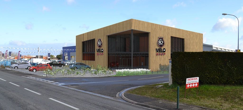 Un bâtiment commercial moderne, avec un revêtement brun et de grandes fenêtres, situé en bordure de rue.