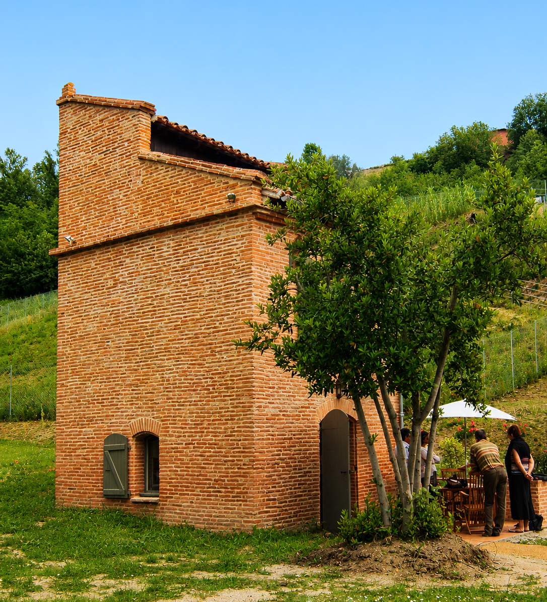 Bâtiment en briques avec une fenêtre ouverte, des volets et un parapluie ; des gens étaient rassemblés à l'extérieur.