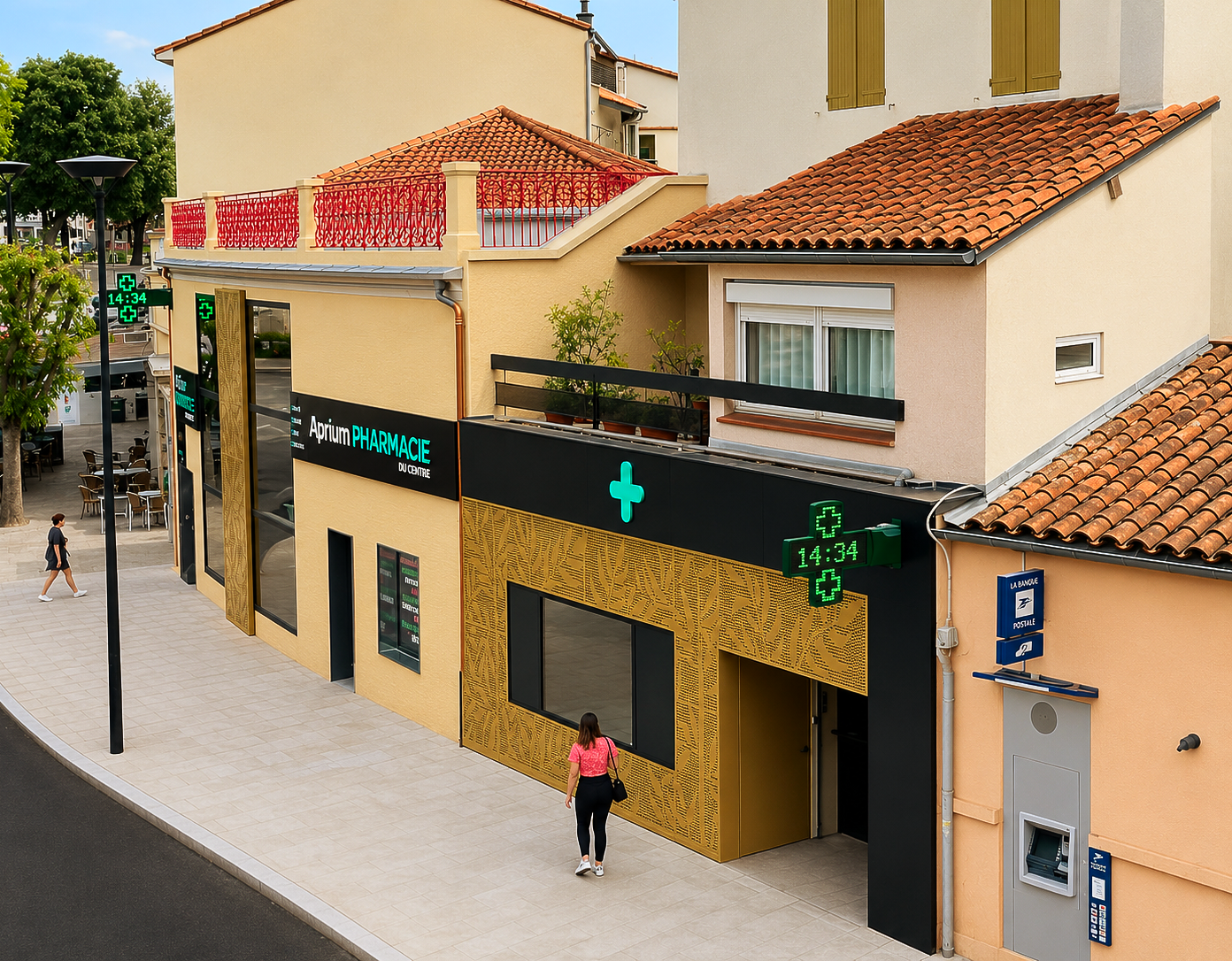 Vue extérieure d'une pharmacie avec une façade beige et une croix verte.