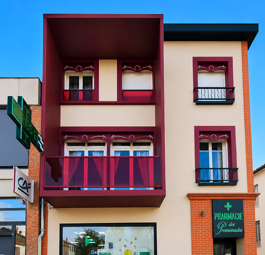Un immeuble avec une enseigne de pharmacie à l'angle. Des boiseries brunes et un grand auvent. Journée ensoleillée.