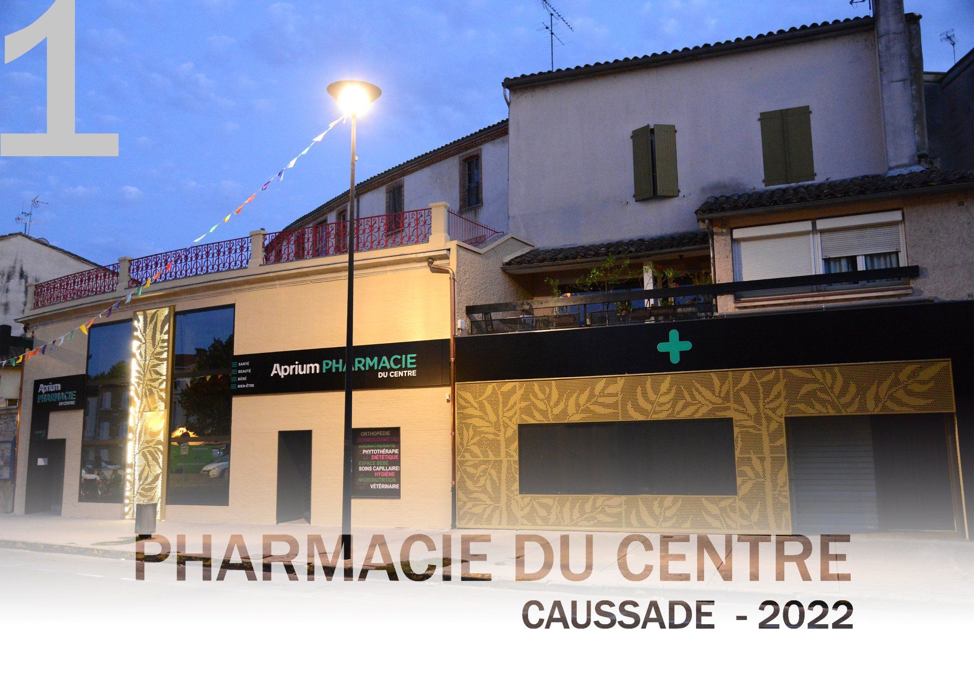 Façade de pharmacie avec enseigne lumineuse, CAUSSADE - 2022. Bâtiment avec auvents, un lampadaire et une croix verte de pharmacie.