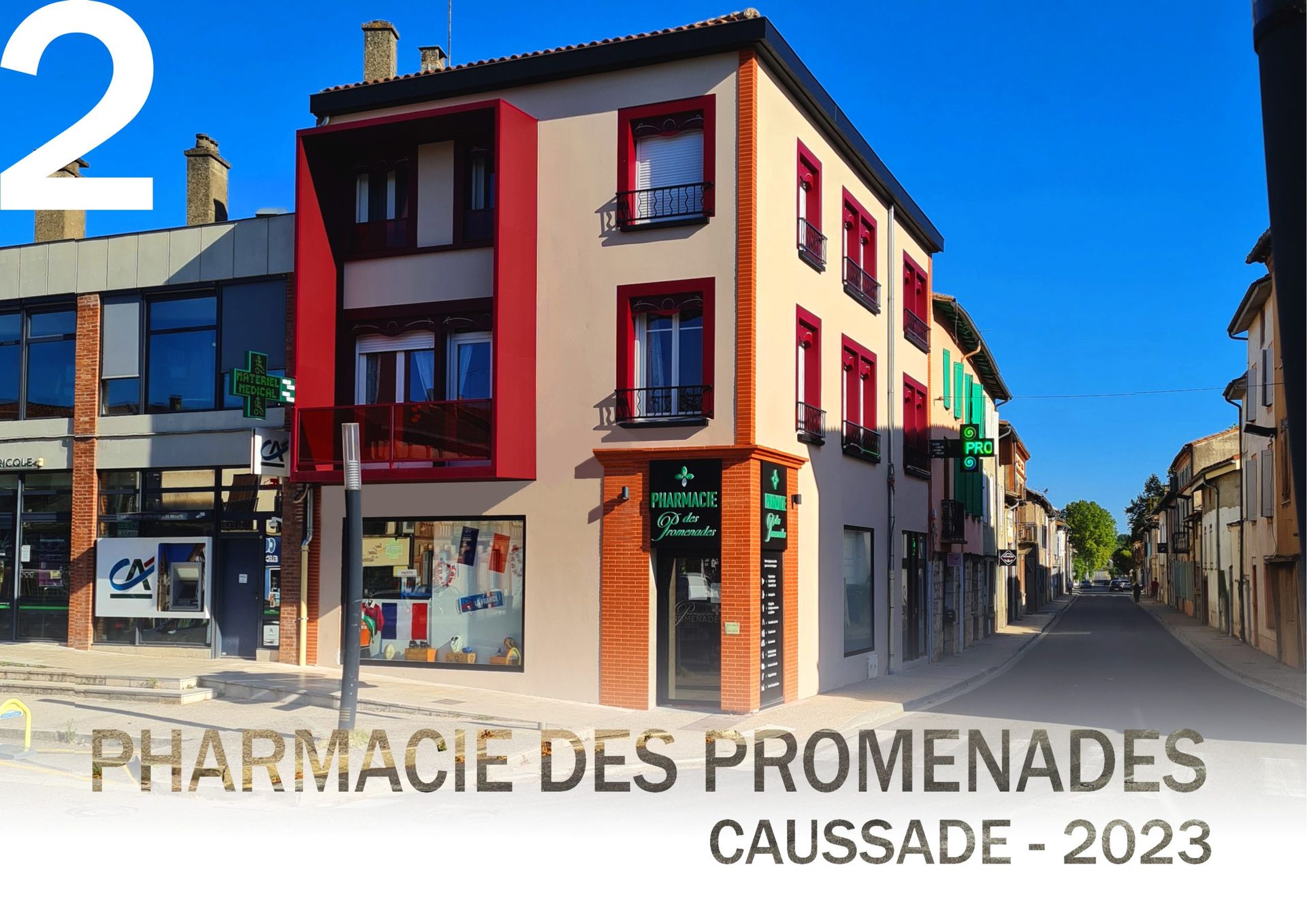 Bâtiment de pharmacie avec façade rouge et beige, enseigne de rue, « Pharmacie des Promenades » à Caussade-2023.