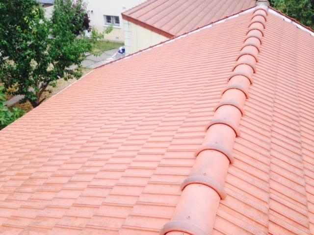 Toiture en tuiles nettoyée