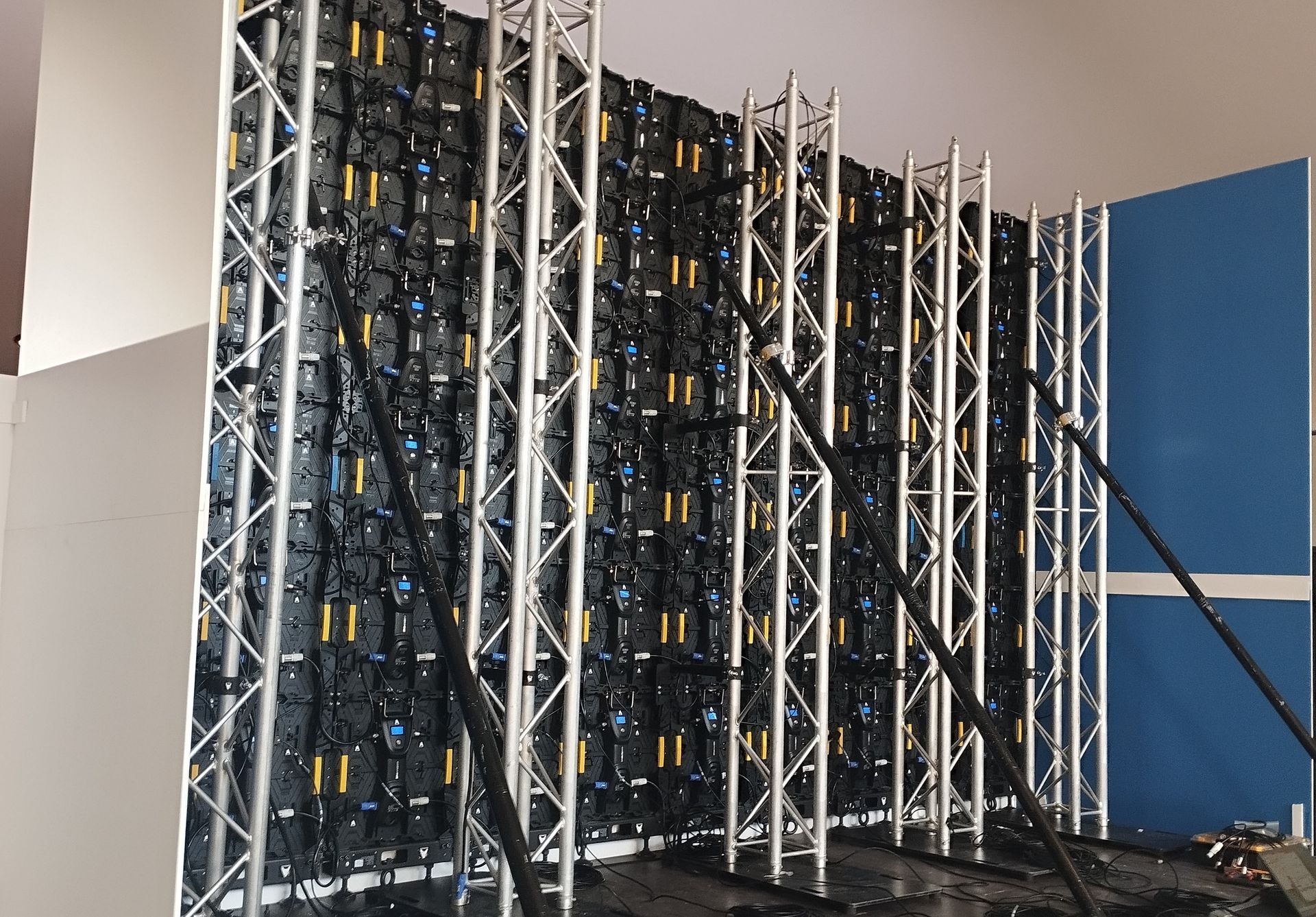 Una gran pared con muchas luces.