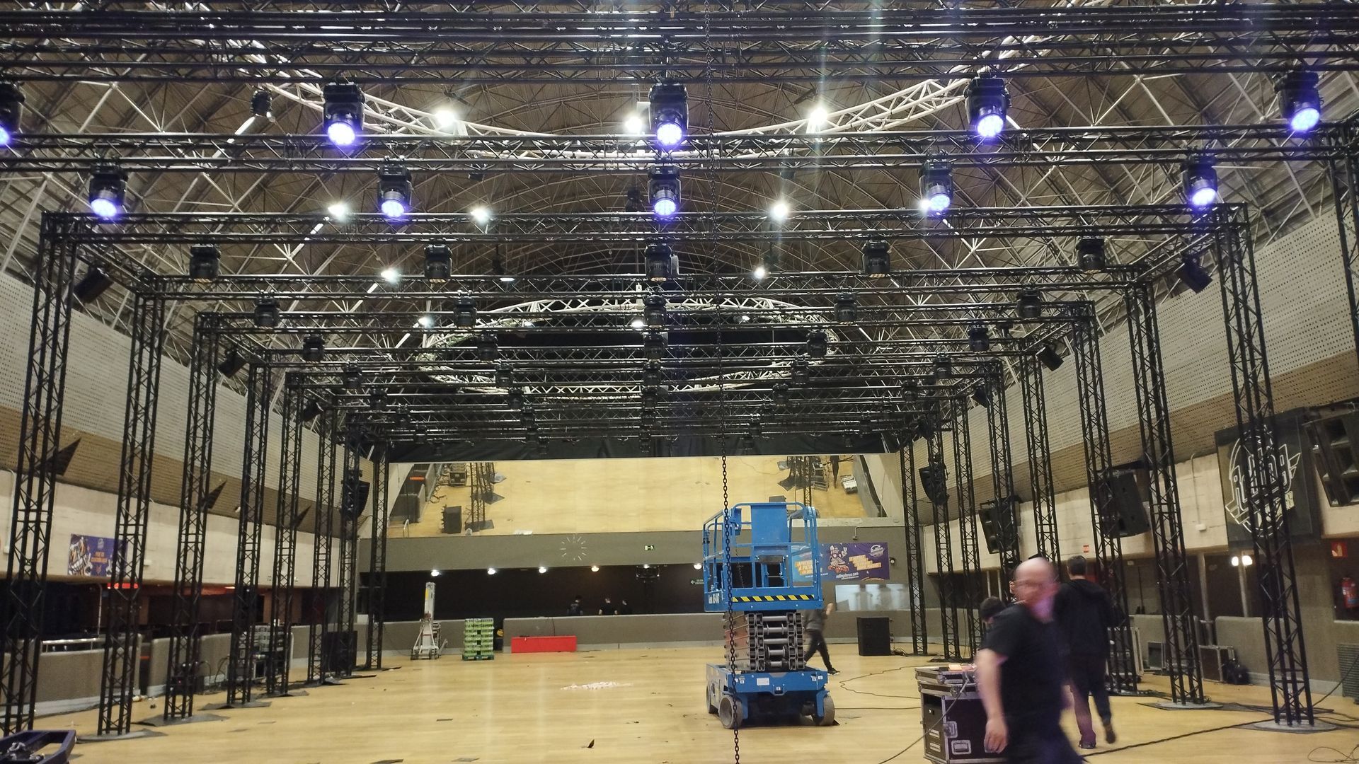 Una habitación grande con muchas luces en el techo.