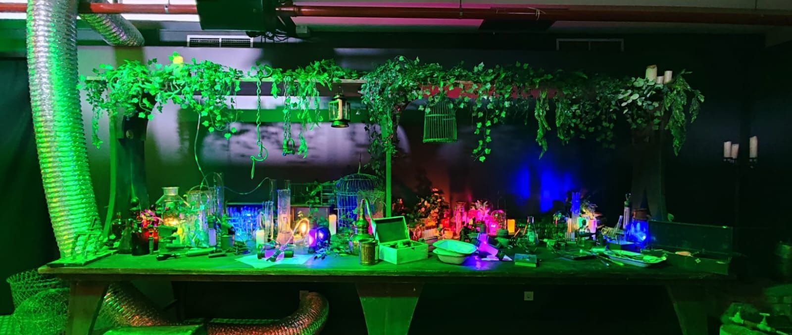 Una mesa con luces verdes en una habitación oscura.