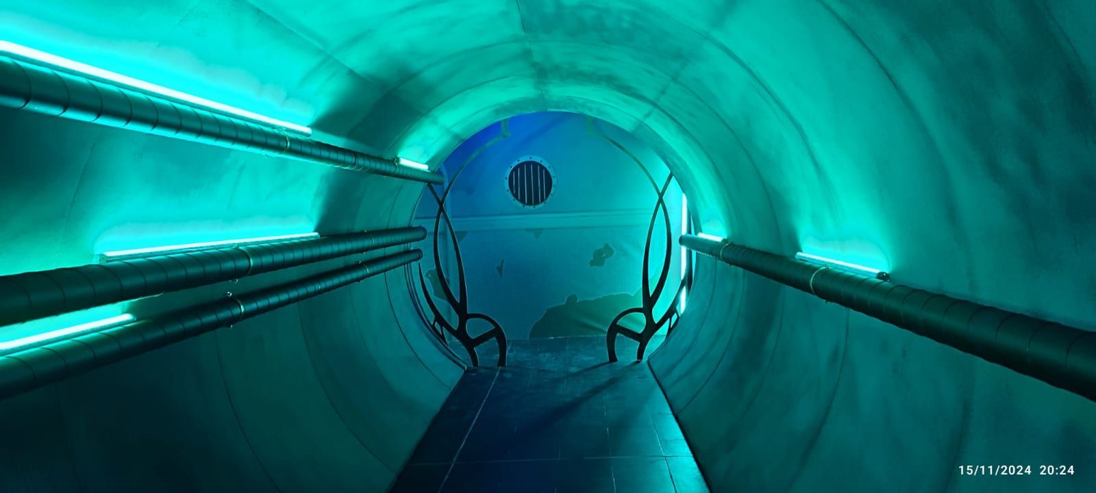 Un túnel con una luz azul que sale del final.