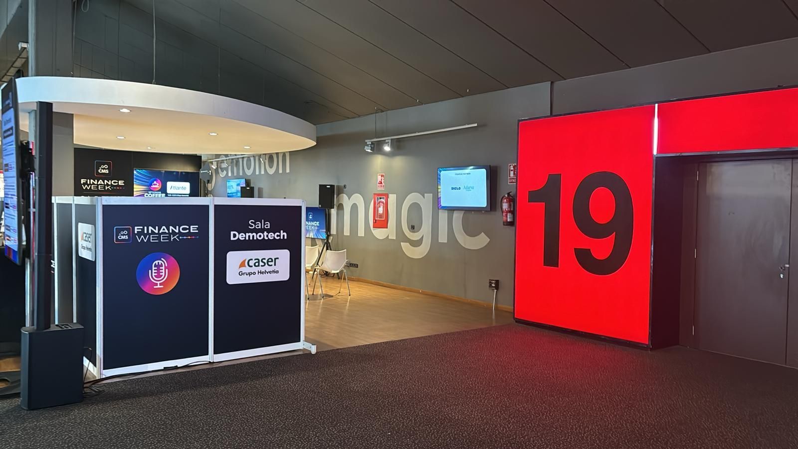 Un cartel rojo con el número 19 en una habitación.