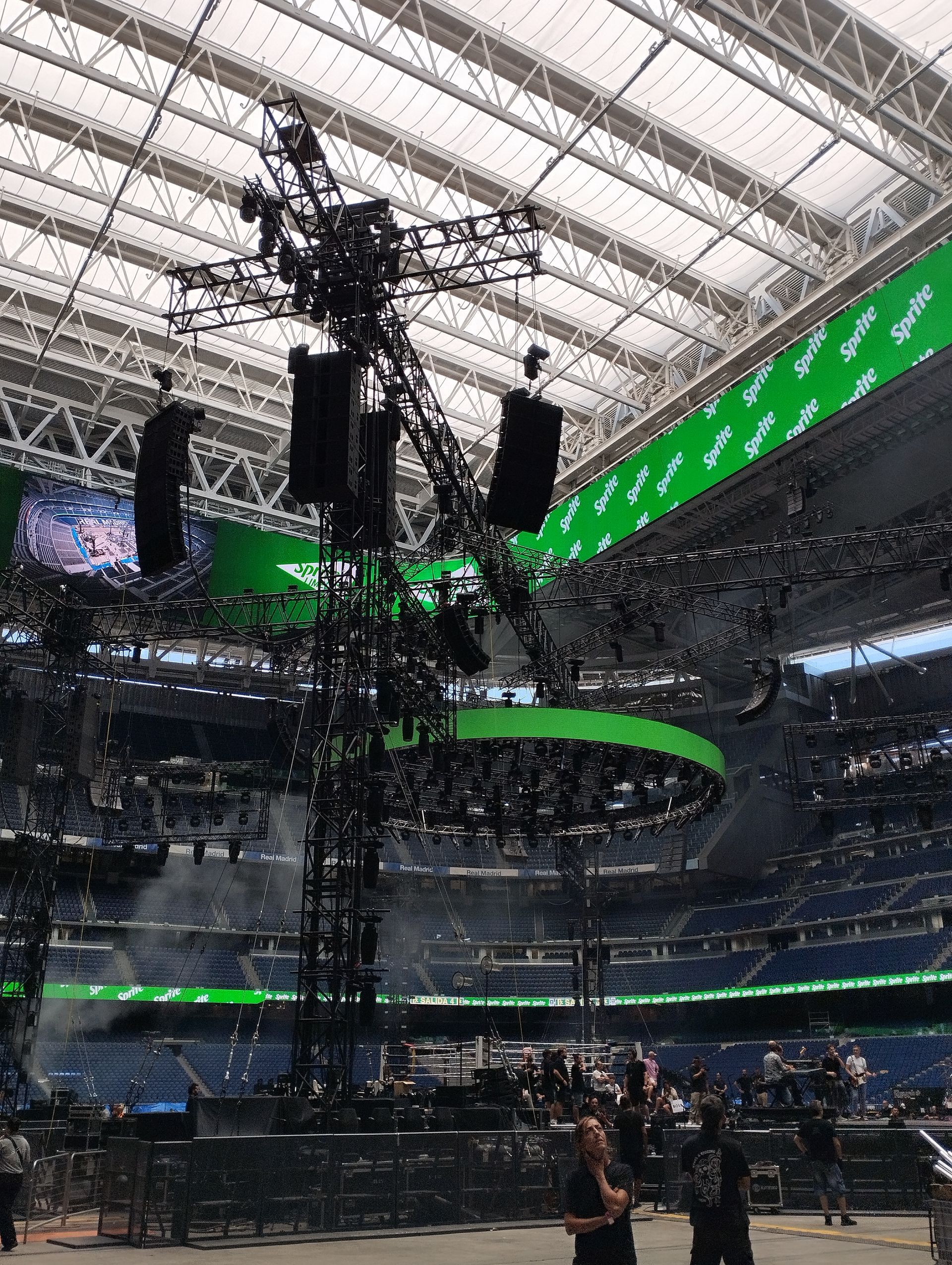 Un gran estadio con muchas luces colgando del techo.