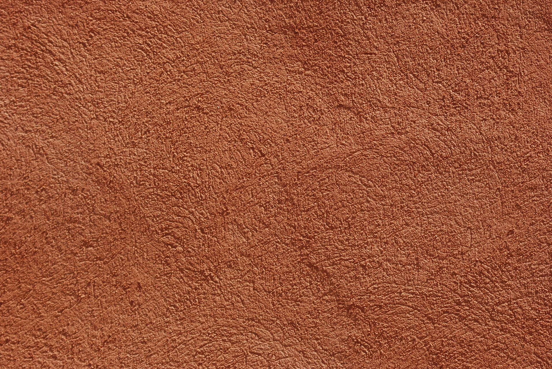 Surface brune, texturée, d'aspect fin et granuleux.