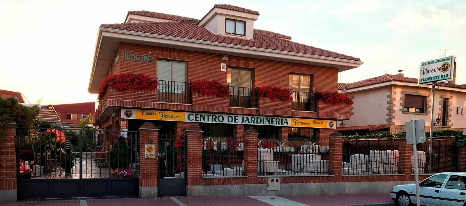 Un edificio de ladrillo con un cartel que dice centro de idiomas.