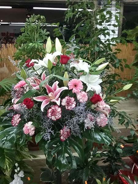 Un gran ramo de flores rosas y blancas está sobre una mesa.
