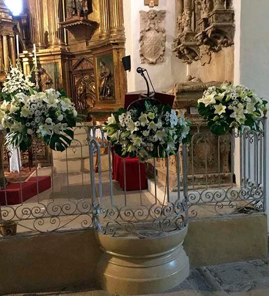 Un podio con flores en una iglesia.