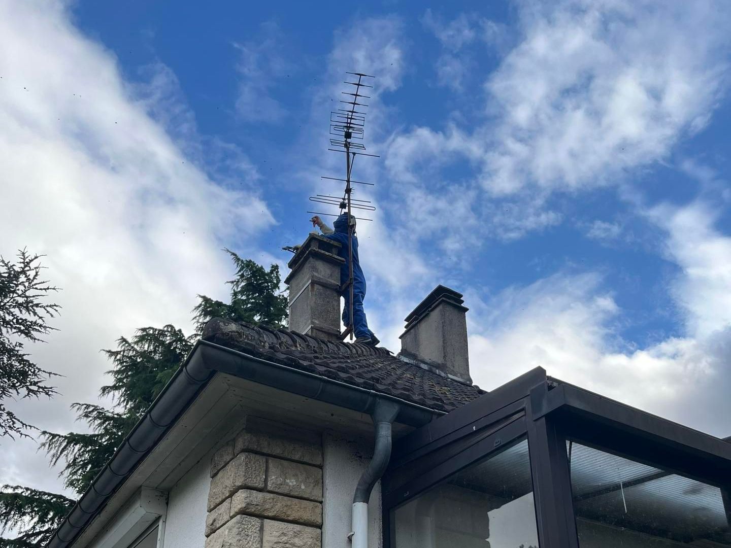Un homme qui effectue une désinfection par une cheminée