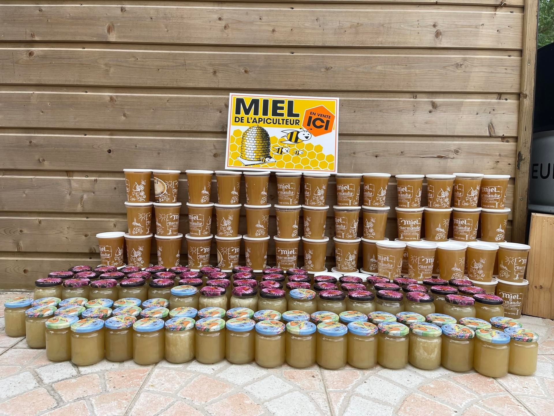 Plusieurs pots de miel