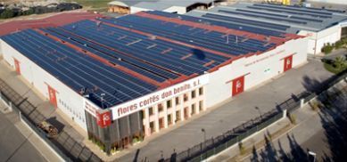 Una vista aérea de un gran edificio con paneles solares en el techo.