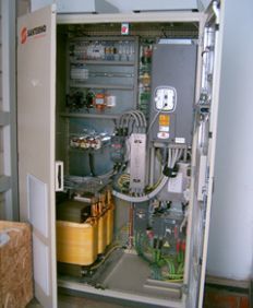 El interior de un armario eléctrico con el número 3.