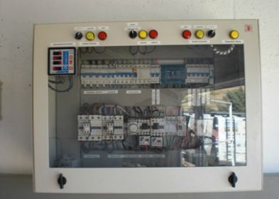 Un panel de control con muchos cables y botones