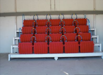 Una fila de bolsas rojas están apiladas una encima de otra