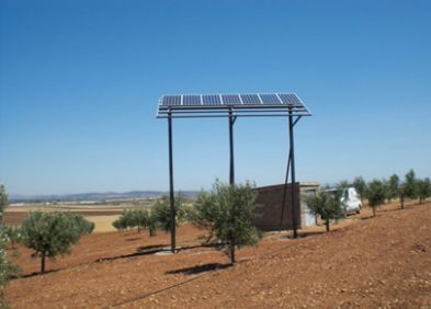 Un panel solar está situado encima de una estructura metálica en un campo.