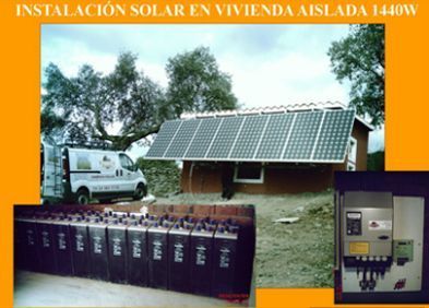 Una imagen de una casa con paneles solares en el techo.