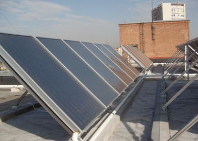 Una fila de paneles solares en el tejado de un edificio