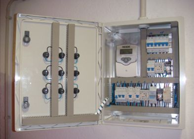 Una caja blanca con equipo eléctrico dentro de ella.