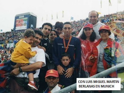Un grupo de personas posando para una foto con el nombre Luis Miguel Martín en la parte inferior.