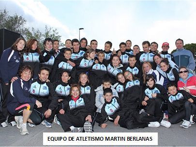 Un grupo grande de personas posa para una foto con las palabras Equipo de Atletismo Martín Berlanas en la parte inferior.