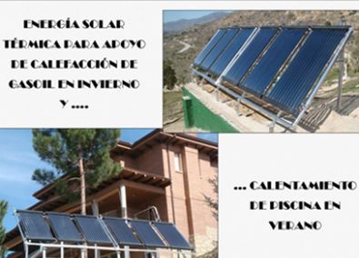 Una imagen de una casa con paneles solares en el techo.