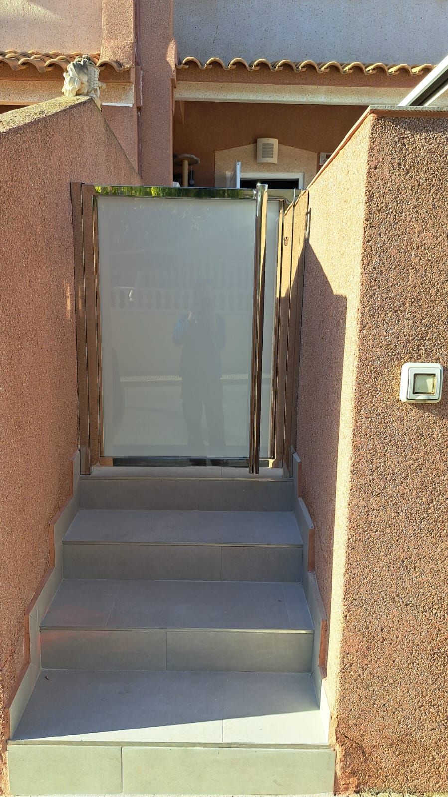 Un conjunto de escaleras que conducen a una casa con una puerta.