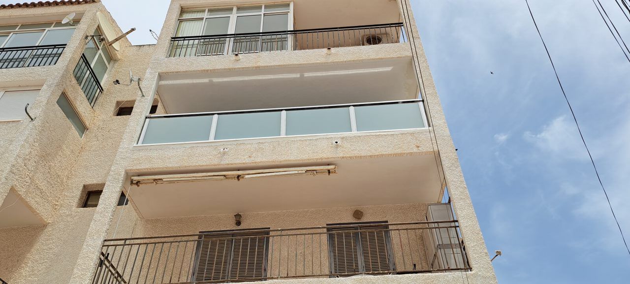 Un edificio con muchos balcones y ventanas contra un cielo nublado.