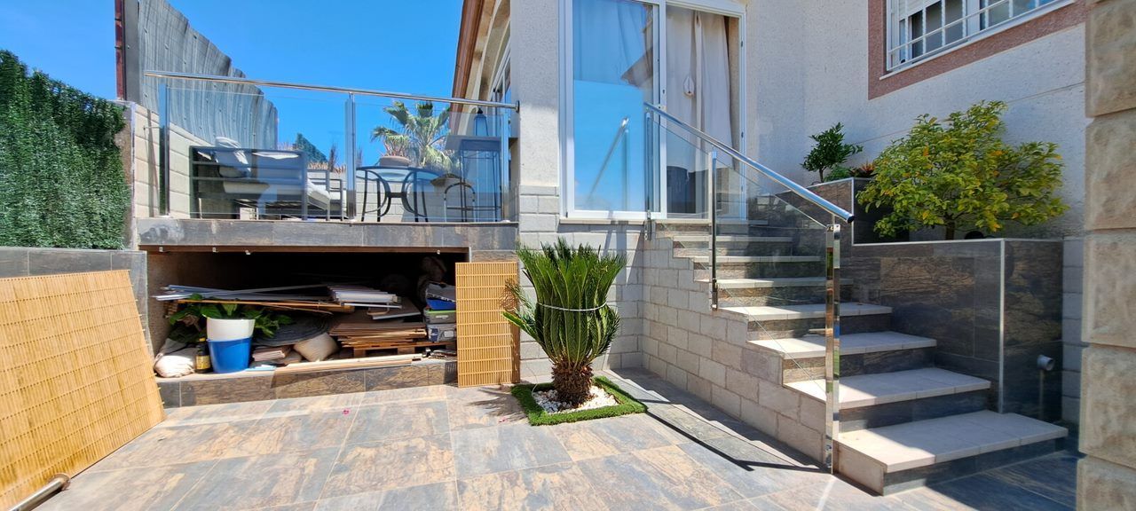 Una casa con escaleras que conducen a ella y un balcón.