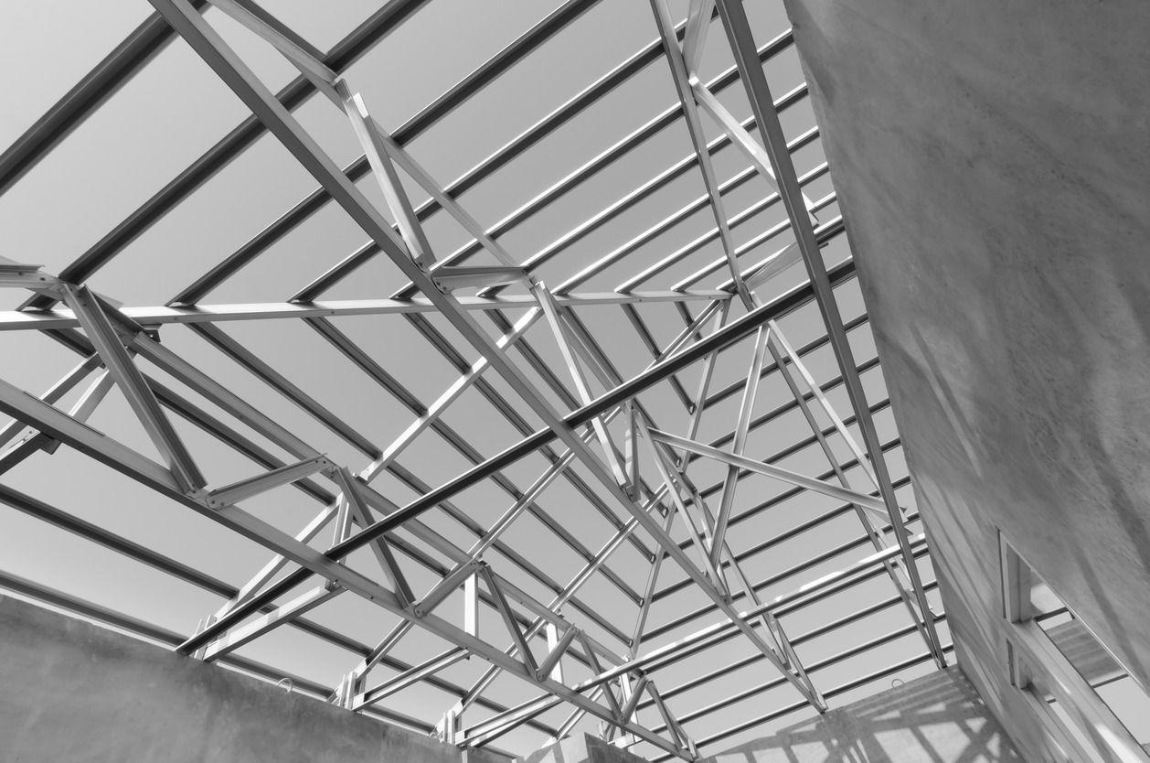Una escalera con barandilla de acero inoxidable y barandilla de vidrio.