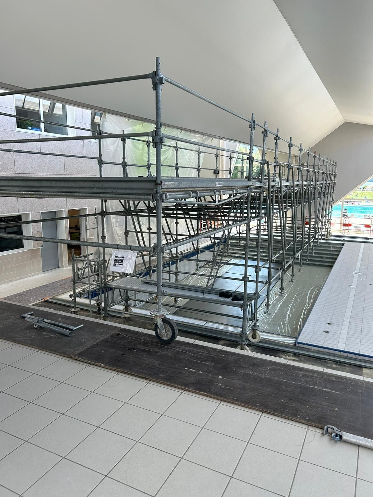 Échafaudage suspendu au-dessus de la piscine d’Aix-les-Bains