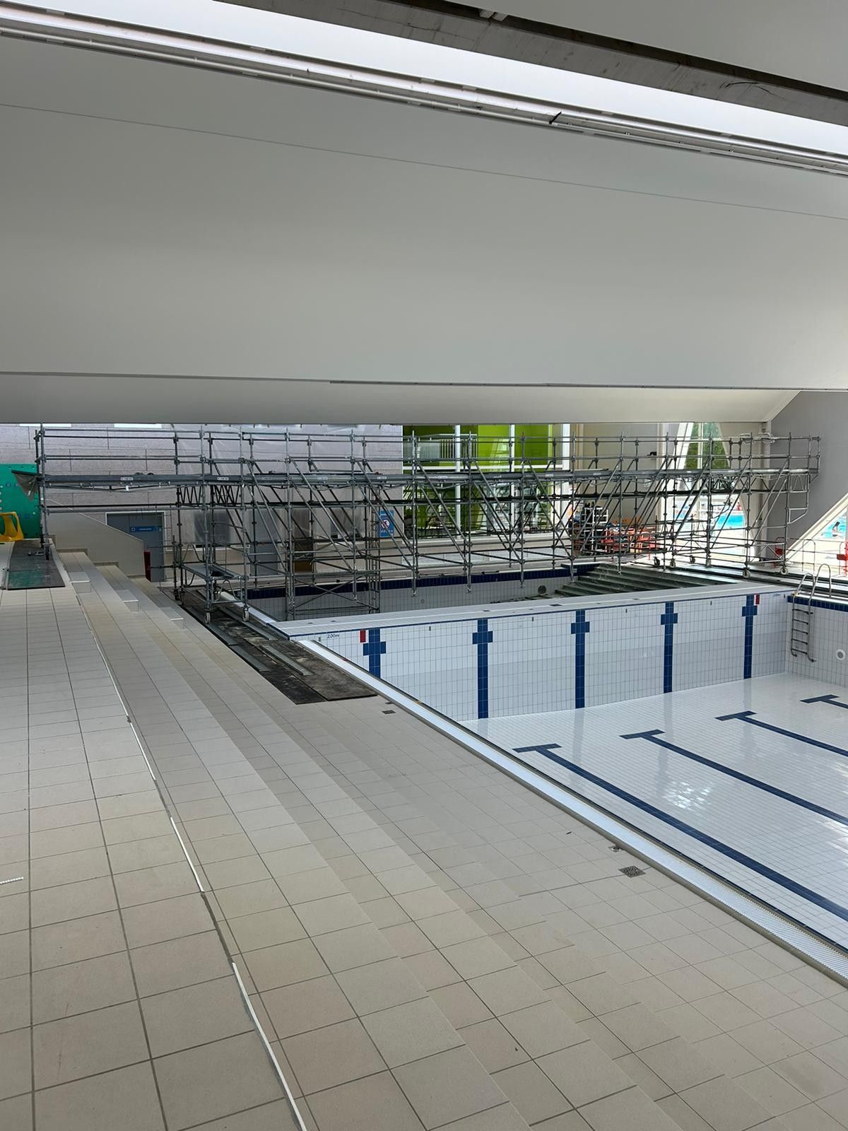 Échafaudage suspendu au-dessus de la piscine d’Aix-les-Bains