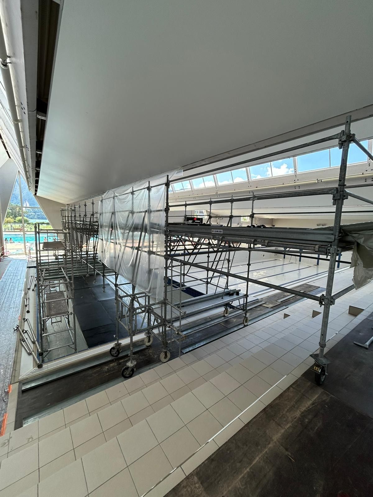 Échafaudage suspendu au-dessus de la piscine d’Aix-les-Bains
