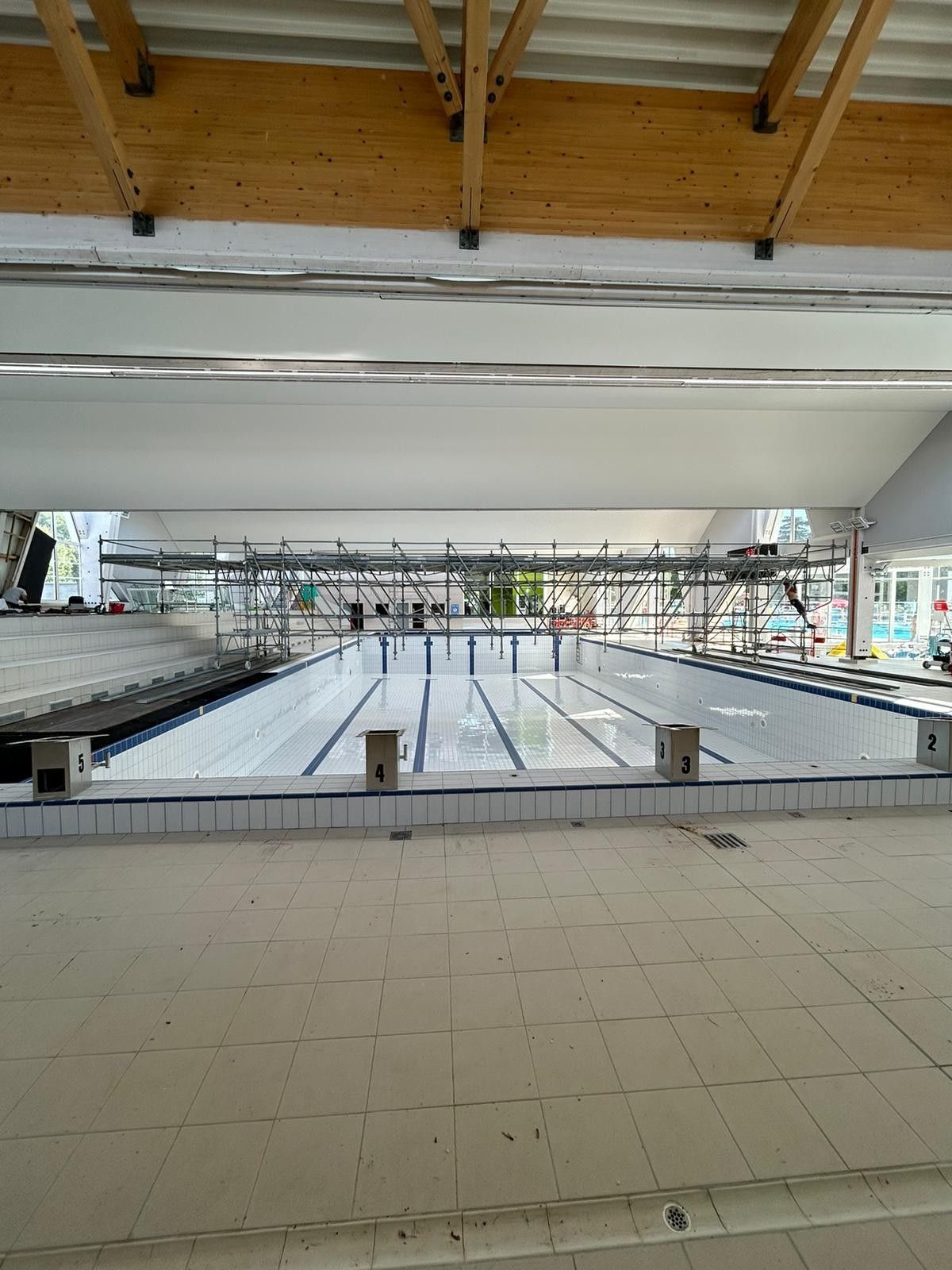 Échafaudage suspendu au-dessus de la piscine d’Aix-les-Bains