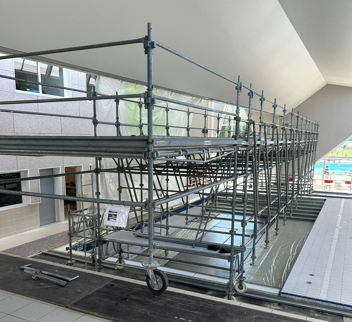 platelage au dessus piscine AIX LES BAINS