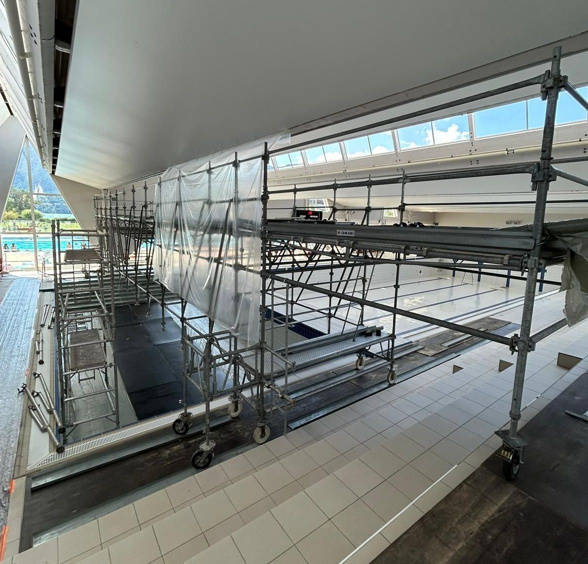 Échafaudage suspendu au-dessus de la piscine d’Aix-les-Bains