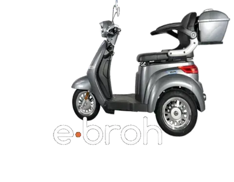 Un scooter con tres ruedas y una caja en la parte trasera.