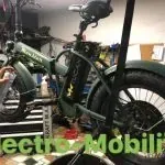 Una bicicleta eléctrica está siendo reparada en un garaje.