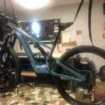 Una bicicleta está estacionada en el suelo de un garaje.