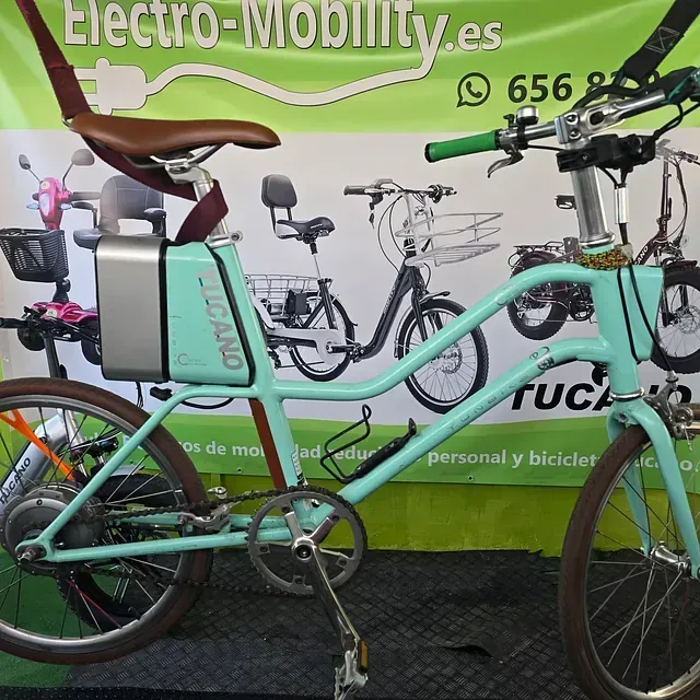 Una bicicleta está aparcada delante de un cartel que dice electro-mobility.es