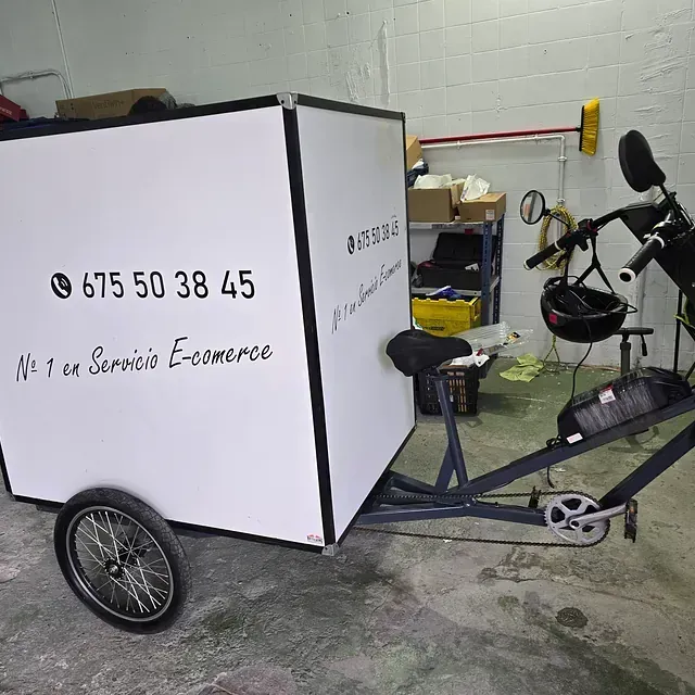 Una bicicleta con una caja pegada que dice no 1 en servicio ecommerce
