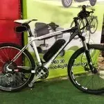 Una bicicleta está estacionada frente a una señal amarilla.